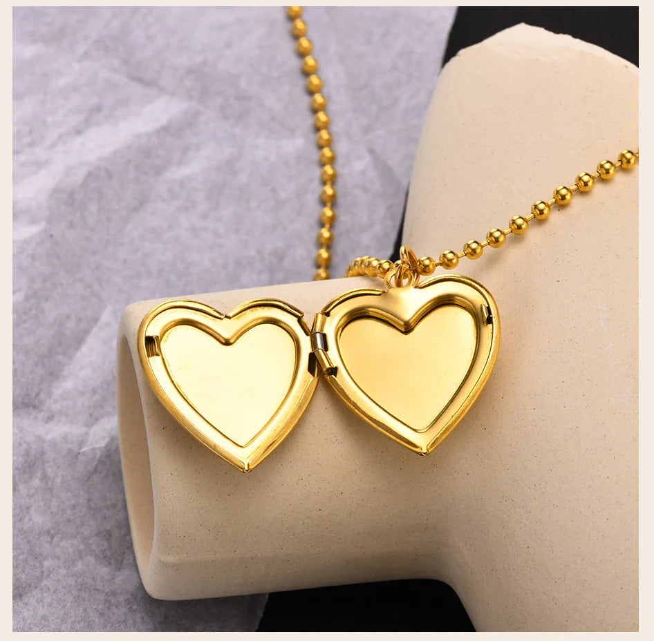 red-heart-necklace-y2k